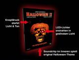(Halloween 2 - L.E. (inkl. LED-Lichtern u. Soundchip)) Die Nacht des Grauens geht weiter... Es ist immer Halloween... Obwohl Dr.Loomis mehrfach auf den wahnsinnigen Michael Myers gefeuert hat, schafft es der Killer doch, auf mysteriöse Weise zu entkommen. Die junge Laurie Strode wird mit einem Schock erst einmal in ein Krankenhaus eingeliefert. Doch der wahre Horror fängt jetzt erst an, denn Michael Myers verfolgt Laurie fanatisch weiter und tötet jeden, der sich ihm in den Weg stellt. Die Nacht des Grauens erreicht ihren blutigen Höhepunkt... Der Film macht dort weiter, wo John Carpenters Horrorschocker aufhört. Halloween 2 ist nicht nur die härteste sondern auch die beste Fortsetzung der Halloween-Reihe. Erstmalig komplett ungeschnitten! Artikelbild