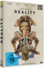 (Reality - Limited Mediabook Edition (DVD+blu-ray)) Reality, ein neunjähriges Mädchen, findet eine mysteriöse VHS-Kassette im Bauch eines Wildschweins. Während ihre Eltern deren Existenz abstreiten, entwickelt sie eine regelrechte Obsession den Inhalt zu sehen. Dennis, der neurotische TV-Moderator einer lokalen Kochsendung, leidet an einer imaginären Hautkrankheit. Getrieben vom Unverständnis seiner Mitmenschen verliert er sich zunehmend in einen Verfolgungswahn. Jason, der Kameramann der Kochsendung, träumt von der Verfilmung seines Horrorfilm-Projekts. Voraussetzung ist allerdings, dass er innerhalb von 48 Stunden den perfekten Angstschrei findet. Schnell verliert sich der angehende Filmemacher jedoch bei der Suche und vermischt zusehend seine Träume mit der Realität. Der neueste Geniestreich von Kultregisseur Quentin Dupieux (RUBBER, WRONG, WRON COPS) ist ein hintersinniges Spiel mit der Realität, das die Gehirnwendungen lustvoll verknotet! Artikelbild