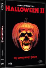 (Halloween 2 L.E. (1DVD/2Blu-ray/CD) (Cover A)) Die Nacht des Grauens geht weiter... Es ist immer Halloween... Obwohl Dr.Loomis mehrfach auf den wahnsinnigen Michael Myers gefeuert hat, schafft es der Killer doch, auf mysteriöse Weise zu entkommen. Die junge Laurie Strode wird mit einem Schock erst einmal in ein Krankenhaus eingeliefert. Doch der wahre Horror fängt jetzt erst an, denn Michael Myers verfolgt Laurie fanatisch weiter und tötet jeden, der sich ihm in den Weg stellt. Die Nacht des Grauens erreicht ihren blutigen Höhepunkt... Der Film macht dort weiter, wo John Carpenters Horrorschocker aufhört. Halloween 2 ist nicht nur die härteste sondern auch die beste Fortsetzung der Halloween-Reihe. Erstmalig komplett ungeschnitten! Artikelbild