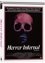(Inferno L.E.333 (2 DVD/Blu-ray) (Cover A)) Rose (Irene Miracle) ist eine alleinstehende Poetin und lebt in New York City. Ein antikes Buch führt sie in den Keller ihres Wohnhauses, hin zur Heimstätte einer mächtigen Hexe, der Mater Tenebrarum. Sie ist eine der „drei Mütter“ – die anderen hausen in Freiburg und Rom: Aus ihren Verstecken heraus regieren sie die „Welt mit Tränen, Seufzern und Finsternis“. Rose ist entsetzt und verständigt ihren Bruder Mark (Leigh McCloskey). Doch als dieser nach langer Reise ankommt, ist Rose verschwunden. Und in der Stadt, die niemals schläft, ist etwas erwacht. Eine unheimliche, bösartige Kreatur. Die Mutter der Finsternis. Artikelbild