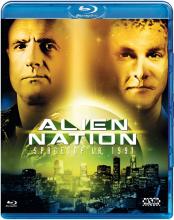 (Alien Nation - Spacecop L.A.) Sykes (James Caan) ist ein knallharter Bulle, der den undankbaren Job hat, in Slagtown Dienst zu schieben. Slagtown ist ein Stadtteil, der von menschenähnlichen Flüchtlingen, den „Slags“, aus dem All bevölkert ist. Bei einem Überfall wird sein Partner von Slags brutal zusammengeschossen. So ist Sykes nicht eben begeistert, als ihm sein Chef seinen neuen Partner vorstellt: Sam Francisco (Mandy Patinkin), der von Buttermilch besoffen wird und anstatt Hamburger mit Pommes rohes Biberfleisch seine Leibspeise nennt. Doch allen anfänglichen Streitigkeiten zum Trotz macht sich das ungleiche Paar an die Aufklärung des Falles, der nur ein Mosaikstein eines mörderischen Komplotts ist, bei dem kriminelle Slags die ansonsten friedliebende Koexistenz von Mensch und Alien rücksichtslos zu zerstören versuchen... Artikelbild