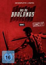 (Into the Badlands - Staffel) `Into the Badlands` erzählt die spannende Geschichte des großen Kriegers Sunny und des Jungen M.K., die sich gemeinsam auf eine Reise durch die gefährlichen Badlands begeben, um der Tyrannei zu entfliehen und Erleuchtung zu finden ... In den post-apokalyptischen Badlands, herrschen sieben skrupellose Barone über die Gesellschaft und stärken ihre Machtstellung mit Hilfe von loyalen Armeen, auch Clipper genannt. Clipper Sunny dient seit Jahrzenten Quinn, dem unangefochtenen und mächtigsten Baron. Doch die neue Baronin, die Witwe, fordert Quinn immer wieder heraus indem sie seine Transportfahrzeuge angreifen lässt. Während einer dieser Angriffe begegnet Sunny dem Jungen M.K., der ein düsteres Geheimnis zu hüten scheint und auf den ein Kopfgeld ausgesetzt ist. Sunny nimmt sich M.K. an und als sich ihre Schicksale weiter verstricken ist dies der Anbeginn einer gemeinsamen Odysee, die den Unterschied zwischen Erleuchtung und totalem Chaos für jeden Bewohner der Badlands bedeuten könnte … Artikelbild