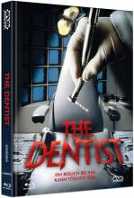 (The Dentist L.E. (DVD/Blu-ray) (Cover A)) Ein erfolgreicher Zahnarzt steht auf Ordnung und Sauberkeit in seinen Leben. Allerdings ist er nicht ganz gesund und muß Tabletten nehmen, damit er keine Ausraster bekommt. Eines Tages allerdings sieht er seine Frau, die sich zusammen mit dem Poolboy vergnügt. Dies scheint für die Psyche von Dr. Feinstone zu viel zu sein, denn von nun an hat er eine Einbildung nach der anderen. Dies wird vor allem seinen Patienten und Mitarbeitern zum Verhängnis, die davon natürlich nichts ahnen. So sieht der Arzt bei all seinen Patienten schlechte Zähne und es kommt bei dem ein oder anderen Patienten dadurch zu einer äußert groben Behandlung. Auch seiner untreuen Frau möchte er die Zähne richten... Artikelbild