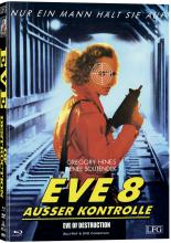 (Eve 8 - Ausser Kontrolle L.E. (DVD/Blu-ray) (Cover A)) In einem Geheimlabor werden menschenähnliche Roboter als mobile Waffen konstruiert. Sie ähneln Menschen so sehr wie es nur eben geht und auch die Körperstruktur ist organisch. Eines Tages wird auf einem Testlauf ein Modell beschädigt, dass das genaue Ebenbild ihrer Konstrukteurin Eve Simmons (Rene Soutendijk) ist. Diese Maschine, Eve 8, schaltet nun auf Angriffsmodus und beginnt, gefüttert mit den Erinnerungen ihrer Schöpferin, deren Wünsche und Hoffnungen auszuleben. Der Anti-Terror-Experte Jim McQuade (Gregory Hines) wird gerufen, um Eve zu stoppen, doch was man ihm nicht sagt, ist, dass Eve einen Nuklearsprengsatz in ihrem Körper mit sich führt… Artikelbild