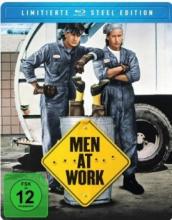 (Men At Work - Limited FuturePak) Carl und James sind Spezialisten auf einem sehr schmutzigen Gebiet. Nein, sie sind keine Killer - sie sind Müllmänner. Wo die beiden hinlangen, gibt's zwar kaum noch Dreck, dafür aber haufenweise Ärger. Als sie eines Abends heimlich ihre flotte Nachbarin beobachten, die gerade Streit mit einem Mann hat, beschließen sie, ihr zu helfen. Carl schießt mit einem Luftgewehr auf den Hintern des Mannes. Harmlos, aber wirkungsvoll denkt er. Doch am nächsten Tag finden sie die Leiche des Mannes in einer Mülltonne. Sind sie die Mörder? Wohin mit der Leiche? An dem Schuß in den A..... kann er nicht gestorben sein; also begeben sich die zwei auf eine turbulente Mörderjagd. Artikelbild