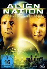 (Alien Nation - Spacecop L.A.) Sykes (James Caan) ist ein knallharter Bulle, der den undankbaren Job hat, in Slagtown Dienst zu schieben. Slagtown ist ein Stadtteil, der von menschenähnlichen Flüchtlingen, den „Slags“, aus dem All bevölkert ist. Bei einem Überfall wird sein Partner von Slags brutal zusammengeschossen. So ist Sykes nicht eben begeistert, als ihm sein Chef seinen neuen Partner vorstellt: Sam Francisco (Mandy Patinkin), der von Buttermilch besoffen wird und anstatt Hamburger mit Pommes rohes Biberfleisch seine Leibspeise nennt. Doch allen anfänglichen Streitigkeiten zum Trotz macht sich das ungleiche Paar an die Aufklärung des Falles, der nur ein Mosaikstein eines mörderischen Komplotts ist, bei dem kriminelle Slags die ansonsten friedliebende Koexistenz von Mensch und Alien rücksichtslos zu zerstören versuchen... Artikelbild