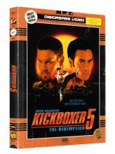 (Kickboxer 5 - The Aggressor L.E. (DVD/Blu-ray) (VHS-Design)) Matt Reeves ist ein Champion in einer Welt der Gewalt, die keine Regeln kennt. Die Welt dieses brutalen Kampfsports wird von Mr. Negall dominiert, und repräsentiert die neuen effektiven Kampftechniken, gegen die, die bisherigen Kampfstile chancenlos sind. Wer seine Regeln nicht akzeptiert, ist verloren. Negalls brutale Mannschaft kennt kein Pardon und wenn es darum geht, seine Interessen zu vertreten, gehen sie über Leichen. Als Matt mit ansehen muss, wie sein Freund Johnny von Negalls Männern getötet wird, ist er fest entschlossen, gegen ihn und seine willenlosen Killer anzutreten. Er stellt sich dem entscheidenden Kampf. Eine Herausforderung, die sein eigenes Todesurteil sein kann ... Artikelbild