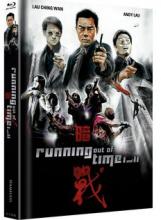 (Running Out of Time 1 & 2 L.E. Cover A)) Teil 1:
Als sein Hausarzt Wah unmissverständlich klar macht, dass er nur noch einen Monat zu leben habe, rennt ihm die Zeit davon. Ein Gut, das für den Profikiller purer Luxus geworden ist und den Rest davon nutzt, um offene Rechnungen zu begleichen und mit ausgeglichenem Kontostand abzutreten. Seine Talente münzt er um, in dem er in der Unterwelt gnadenlos aufräumt und als erstes Boss Chan bluten lässt, den er für den Tod seines Vaters verantwortlich macht. Der anfängliche Rachefeldzug weitet sich zur Säuberungsaktion aus, die Inspektor Sang wohlwollend beobachtet und sich nicht zu schade ist, sich im unkonventionellen Kampf gegen das Verbrechen selbst die Hände schmutzig zu machen.
Teil 2:
Inspector Sang kehrt zurück und liefert sich dieses Mal ein fintenreiches Katz- und Mausspiel mit einem ebenso dreisten wie hochbegabten Dieb. Dieser stiehlt Kunstwerke, die eben erst bei der Versicherungsgesellschaft PFA für mehrere Millionen versichert wurden, zu einem Zeitpunkt, als sich das Unternehmen in Übernahmeverhandlungen mit finanzstarken Partnern befindet. Der Dieb droht, erneut zuzuschlagen, wenn ihm die Gesellschaft nicht 20 Millionen Lösegeld zahlt. Der Beginn eines spektakulären Wettlaufs gegen die Zeit beginnt? Artikelbild