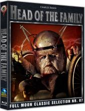 (Head of the Family (Full Moon Classic Selection Nr. 07)) MASTERMIND OF DEATH!
Die Stackpools sind Amerikas furchterregendste Familie. Unter Führung von Familienoberhaupt Myron, einem grauenhaft entstellten Riesenkopf im Rollstuhl, gehen die drei StackpoolGeschwister ihrem blutigen Tagwerk nach. Im Keller ihres Hauses berauschen sich Muskelmann Otis, Sexbombe Ernestina und Wheeler, ein Freak mit mysteriösen Superkräften, an abartigen Menschen-Experimenten. In die traute Idylle platzt Lance. Er will die unheimlichen Vorgänge ans Tageslicht bringen, sofern ihm die Familie nicht hilft, den Biker-Ehemann seiner Geliebten Loretta um die Ecke zu bringen. Doch wer den Stackpools droht, der kann schnell den Kopf verlieren! Und damit beginnen Lances Kopfschmerzen erst so richtig. Artikelbild