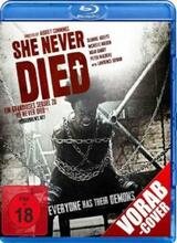 (She never died) Lacey ist unsterblich, ihr zugefügte Wunden heilen einfach - für ihr ewiges Leben zahlt sie jedoch einen hohen Preis: Sie muss Menschen töten, um sie zu essen. Da Lacey aber trotzdem kein schlechter Mensch ist, tötet nur solche, die es in ihren Augen verdient haben: Mörder, Vergewaltiger, Entführer. Als ihr jedoch ein alternder Polizist auf die Spur kommt und ihr eine Art Zusammenarbeit anbietet, ändert sich ihr Leben für immer... Artikelbild
