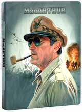 (MacArthur L.E.) Der zweite Weltkrieg im Jahre 1942. Im Pazifik haben die USA schwere Verluste hinnehmen müssen, und Präsident Roosevelt gibt den Befehl, Corregidor aufzugeben. General MacArthur, der diesen Frontabschnitt kommandiert, trifft dieser Befehl zwar nicht unerwartet, dennoch kocht er vor Wut. Es widerstrebt ihm, heimlich mit einem U-Boot zu fliehen, er zieht es vor, das Land mit seiner Familie in einem kleinen Schiff zu verlassen. Er fährt nach Australien und schwört dort, stürmisch gefeiert, bald auf die Philippinen zurückzukehren. Der Krieg im Pazifik hat für die USA nichts an Härte verloren. Auf einer Strategiebesprechung werden zwei Pläne, die Japaner erfolgreich zu treffen, vorgeschlagen. Nimitz möchte Formosa angreifen, MacArthur schlägt vor, die Japaner in den Philippinen zu bekämpfen. Er erhält schließlich die Einwilligung Rossevelts für seinen Plan, und es gelingt ihm, Corregidor zurückzuerobern. Die Zerstörung Nagasakis und Hiroshimas durch Atombomben zwingt die Japaner letztendlich zur Kapitulation und MacArthur nimmt die Erklärung im Beisein hoher alliierter Millitärs entgegen. Er übernimmt auch Besetzung und Wiederaufbau des Landes. Dann aber bringt er den neuen Präsidenten Truman durch eigenmächtige Militäraktionen derartig in Schwierigkeiten, daß er schließlich seines Kommandos enthoben und zurückbeordert wird. doch ein letzter Triumpf wird ihm zuteil: Bei seiner Heimkehr wird dem General von der Bevölkerung in New York ein triumphaler Empfang ohnegleichen bereitet. Artikelbild