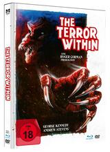 (The Terror Within L.E. (DVD/Blu-ray)) Der Weg in die Hölle ist blutig und lang...
Ein chemischer Krieg hat die Menschheit ausgerottet! In einem unterirdischen Labor hat eine Gruppe von Wissenschaftlern die wahnsinnige Apokalypse überstanden. Doch sie sind nicht allein. Irgendwo da draußen lauert der Tod. Mutiert, mordend und krankhaft! Schleichend und fast unsichtbar greift er seine ahnungslosen Opfer an, verschleppt Frauen, um sich bestialisch fortzupflanzen und hinterlässt eine Spur aus Blut und Verwesung. Die Wissenschaftler glauben sich in Sicherheit, doch der Horror wartet schon auf sie! Artikelbild