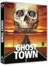 (Ghost Town L.E. (DVD/Blu-ray)) Bei der Suche nach einer verschwundenen, schönen Frau folgt Sheriff Langley einem mysteriösen Reiter auf einem schwarzen Pferd. Die Spur führt ihn in eine Geisterstadt, in der eigenartige Dinge passieren. Leute, mit denen er spricht, verschwinden von einer Sekunde auf die andere wieder, und wenn er jemanden in Notwehr erschießt, taucht derjenige plötzlich wieder auf. Nach und nach wird ihm klar, dass die Einwohner der Stadt schon lange tot sind, aber keinen Frieden finden. Denn das Böse, das auch die Frau gefangen hält, regiert in der Stadt. Um die Frau zu befreien, muss er sich einem Duell stellen ... ... DOCH TOTE KANNST DU NICHT TÖTEN! Artikelbild