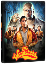 (The Wanderers - Preview Cut L.E. (+CD)) Hier kommen die Wanderers, die coolsten Jungs der Stadt!
Die Schüler der Tully-High, Richie, Joey und Perry haben in der Bronx eine Gang namens The Wanderers gegründet. Wir schreiben das Jahr 1963, ihre Erlebnisse aber sind universell: Verliebtsein, Überleben in der Schule und das Revier gegen Widersacher wie die
Fordham Baldies, die Del Bombers und die Ducky Boys verteidigen.
Basierend auf dem hochgelobten Erstlings-Roman von Richard Price ist The Wanderers eine reichhaltige Mischung aus Spaß und Ernst, Fantasie und Posse. Regisseur Philip Kaufman (Der Stoff aus dem die Helden sind) kombinierte junge Talente wie Ken Wahl, Karen Allen (Indiana Jones und das Königreich des Kristallschädels), Toni Kalem (Die Sopranos) und Linda Manz (In der Glut des Südens) mit einem bunten Musikmix goldener Oldies zu einem berauschenden Erlebnis. Wie American Graffiti und Saturday Night Fever öffnet dieser Kultklassiker ein nostalgisches Fenster in vergangene Zeiten.
Wunderschöne Kameraarbeit des großen Michael Chapman (Taxi Driver, Wie ein wilder Stier). Artikelbild