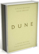(Dune - Der Wüstenplanet L.E. (4K Ultra HD/5Blu-ray)) In einer sehr fernen Zukunft ist die intergalaktische Welt voller Mysterien und Intrigen. Der wichtigste Planet des Universums ist Arrakis, der Wüstenplanet, genannt auch DUNE. Nur auf ihm findet man das Spice, eine hochwirksame Droge mit unvorstellbaren Kräften - inzwischen die wertvollste Substanz im gesamten Universum. Als das Haus Atreides die Macht über Arrakis übernimmt, beginnt ein gigantischer Machtkampf, der in grausamen Schlachten und einem interstellarem Krieg gipfelt. David Lynchs Kultfilm setzte neue Massstäbe in Sachen Science Fiction. Ihm gelangen gigantische Szenen mit bis zu 20.000 Statisten und eine gelungene Umsetzung des beliebten Kultromans von Frank Herbert. So erschuf er eine faszinierende Welt voller Mythen und Geheimnisse, die jeden in ihren Bann zieht. Artikelbild