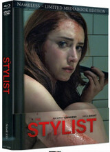 (The Stylist L.E. (DVD/Blu-ray) (Cover A)) Jeder träumt davon, jemand anderes zu sein... aber für Claire (Najarra Townsend) wird dieser Traum von einer Besessenheit zu einem lebenden Albtraum. Ihr Job als Friseurin erlaubt es ihr, sich in den Welten anderer Menschen zu bewegen, aber wenn das richtige Ziel auf ihrem Stuhl sitzt, tut sie mehr, als das Leben des Kunden zu beobachten - sie beendet es und behält ein dauerhaftes Andenken. Ihr einsames Leben, ihre akribische Methode und ihre schockierenden Geheimnisse werden plötzlich in Aufruhr versetzt, als ihre Stammkundin Olivia (Brea Grant) sie bittet, ihre Haare für ihre Hochzeit zu stylen. Artikelbild