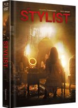 (The Stylist L.E. (DVD/Blu-ray) (Cover C)) Jeder träumt davon, jemand anderes zu sein... aber für Claire (Najarra Townsend) wird dieser Traum von einer Besessenheit zu einem lebenden Albtraum. Ihr Job als Friseurin erlaubt es ihr, sich in den Welten anderer Menschen zu bewegen, aber wenn das richtige Ziel auf ihrem Stuhl sitzt, tut sie mehr, als das Leben des Kunden zu beobachten - sie beendet es und behält ein dauerhaftes Andenken. Ihr einsames Leben, ihre akribische Methode und ihre schockierenden Geheimnisse werden plötzlich in Aufruhr versetzt, als ihre Stammkundin Olivia (Brea Grant) sie bittet, ihre Haare für ihre Hochzeit zu stylen. Artikelbild