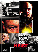 (Heist - Der letzte Coup L.E. (DVD/Blu-ray) (Cover A)) Nach dem Raubüberfall zu entkommen? Der erfahrene Dieb Joe Moore weiß, dass das immer der schwierigste Teil ist. Doch schon bald entdeckt er, dass es am schwierigsten ist, einem Leben als Verbrecher zu entkommen.
Joe Moore ist der Gentleman unter den Ganoven. Sein blütenreines Vorstrafenregister gerät jedoch in Gefahr, als er bei einem Einbruch von der Überwachungskamera gefilmt wird. Hehler Bergman wittert seine große Chance und zwingt den Intellektuellen-Gangster dazu, noch einen großen Coup für ihn durchzuziehen. Erst nachdem Moore eine Ladung Gold aus einem Flugzeug geklaut hat, soll er sich in den verdienten Ruhestand begeben dürfen. Kein Problem für den angegrauten Kriminellen. Doch plötzlich arbeitet jeder gegen jeden ... Artikelbild