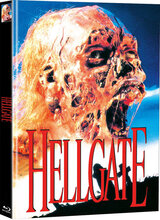 (Hellgate L.E. (DVD/Blu-ray) (Cover D)) Großartige 80er Jahre Horror-Perle erstmals als DVD und Blu-ray Mediabook und in HD neu abgetastet - natürlich uncut!
Der 25 Jahre lang indizierte Slasher wurde von Regisseur William A. Levey effektvoll in Szene gesetzt. Levey war mit seinem Team auch für die Spezial-Effekte bei den bahnbrechenden Clive Barker-Kultfilmen HELLRAISER und HELLBOUND verantwortlich.
USA 1957, in dem kleinen, verschlafenen Nest Hellgate geht das Leben seinen gewohnten Gang bis zu dem Tag, an dem die hübsche Josie (Abigail Wolcott) brutal von einer Rockerbande vergewaltigt wird. Ihr verzweifelter Vater nimmt daraufhin mit einer Axt grausame Rache an den Peinigern…
Über 30 Jahre später, 1989: Der junge Matt (Ron Palillo) ist auf dem Weg zu seinen Freunden, um mit ihnen unbeschwerte Ferien zu verbringen, als er von einer schmächtigen Frau, die vor sein Auto springt, gezwungen wird anzuhalten. Sie stellt sich als „Josie“ vor, steigt in sein Auto und bittet ihn, sie zu einer verlassenen Villa mitzunehmen. Dort erliegt er alsbald ihren Verführungskünsten. Doch der Zauber der Nacht verfliegt sehr schnell, als ein entsetzlich entstellter Mann auftaucht, der Matt in die Flucht schlägt. Anschließende Nachforschungen von Matts Freunden bringen dann eine grausige Wahrheit ans Licht: Die Stadt wird von dunklen Mächten beherrscht und die mysteriöse Anhalterin ist der nach Rache dürstende Geist von Josie... Artikelbild