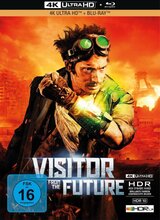 (Visitor from the Future L.E. (4K/Blu-ray)) Im Jahr 2555: Nachdem die Zivilisation durch eine atomare Katastrophe zusammengebrochen ist, droht die Rückkehr der radioaktiven Superwolke auch die letzten Reste der Menschheit in Strahlungszombies zu verwandeln. Die letzte Hoffnung ruht auf Renard, dem „Besucher“, einem Mann, der durch die Zeit reisen kann. Er begibt sich in die Vergangenheit, um die junge Alice zu finden, deren Vater gerade jenes Kraftwerk baut, das für die Apokalypse verantwortlich sein wird. Auf seiner Reise wird er jedoch von Jägern der Zeitwächter-Brigade verfolgt, die jede Änderung des Zeitlaufs verhindern wollen ... Artikelbild