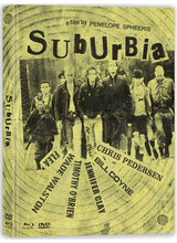 (Suburbia L.E. (DVD/Blu-ray) (Cover A)) Los Angeles, Anfang der 80er: „No Future“ ist für „The Rejected“, eine Gruppe jugendlicher Hausbesetzer, mehr als nur ein Slogan. Das frühere Vorstadtparadies der US of A hat sich für die Gruppe um die Brüder Evan und Ethan sowie viele andere längst ins Gegenteil verkehrt: Die prekären Verhältnisse, aus denen sie stammen, und die nicht nur emotional abwesenden Eltern haben sie jeder Hoffnung auf ein besseres Leben und jeden Vertrauens in die Gesellschaft und ihre Autoritäten beraubt. Ihr Lebenselixier: die Punk-Konzerte von Bands wie D.I., T.S.O.L. und The Vandals. In ihrer Ausweglosigkeit richten die Outsider ihre Destruktivität gegen alles und jeden außerhalb ihrer Gruppe und ziehen so den Hass der “anständigen“ Bürger auf sich...
„Inspiriert von wahren Begebenheiten“ ist im Fall von SUBURBIA keine Floskel. Regisseurin Penelope Spheeris (THE BOYS NEXT DOOR, WAYNE'S WORLD) hatte die kalifornischen Vorstadt-Punks zuvor nicht nur in ihrer Kultdoku THE DECLINE OF WESTERN CIVILIZATION porträtiert, sondern SUBURBIA kurzerhand mit ihnen besetzt. Ebenso keine Floskel: SUBURBIA ist ein Kultfilm – irgendwo zwischen Gesellschaftsdrama und Exploitation-Film (Co-Produktion: B-Film-Legende Roger Corman) – der wegen seiner Authentizität und Rohheit lange nachwirkt. Artikelbild