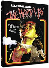 (The hard Way (Walking the Edge) L.E.(Cover A)) Um seinen Lebensunterhalt zu verbessern, arbeitet Taxifahrer Jason Walk nebenbei als Laufbursche und Schuldeneintreiber für einen zwielichtigen Buchmacher. Seine Kunden sind Spieler, Nutten und Junkies, sein Zuhause die lebensgefährlichen Straßen von Los Angeles. Eines Tages begegnet ihm Christine, eine von Wut getriebene Mutter, deren einziges Ziel die Rache an den Mördern ihres Sohnes ist. 60 Minuten seiner Fahrzeit ist alles, was sie von ihm verlangt. Ohne zu ahnen, was ihm der Tag bescheren wird, willigt Jason ein. An der ersten Adresse angekommen, entpuppt sich sein schöner Fahrgast als kaltblütige Killerin, der es gnadenlos nach Vergeltung dürstet. Ohne zu zögern richtet sie mit ihrem Revolver ein Gemetzel an. Von diesem blutrünstigen Ergeignis in seinem bislang erbärmlichen Leben geschockt, verhilft Jason der Frau zur Flucht und findet sich plötzlich in den Nachrichten wieder, doch erst jetzt wird ihm klar, mit wem sich Christine da wirklich angelegt hat: Calvin Brusstar, der gefürchtetste Gangster der Stadt. Mit unbarmherziger Grausamkeit startet Brusstar eine Treibjagd auf die beiden, aus der es kein Entkommen mehr gibt... Artikelbild
