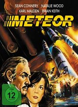 (Meteor L.E. (DVD/Blu-ray)) Als die NASA feststellen muss, dass der Untergang der Menschheit in Form eines gewaltigen, auf die Erde zurasenden Meteors bevor steht, wendet man sich an den Wissenschaftler Bradley. Dessen zur Meteoritenabwehr gedachter Killersatellit, zwischenzeitlich zur Bedrohung Russlands mit Atomraketen zweckentfremdet, soll nun wieder seiner eigentlichen Bestimmung dienen. Da die Feuerkraft des Satelliten jedoch nicht ausreichend ist, sehen sich die Amerikaner gezwungen, sich mit den Russen zu verbünden und gemeinsam mit deren Killersatellit die Bedrohung unter Beschuss zu nehmen.
Knapp zwanzig Jahre vor ARMAGEDDON und DEEP IMPACT entstandenes Katastrophenspektakel vom Genrespezialisten Ronald Neame (DIE HÖLLENFAHRT DER POSEIDON). Neben den aufregenden Special Effects besticht der Science-Fiction-Film vor allemdurch die namhafte Besetzung, angeführt von einem großartigen Sean Connery. Artikelbild