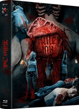 (Killer Ink - Dein erstes Tattoo wirst du nie... L.E.(DVD/Blu-ray) (Cover D)) Party, Sex und Alkohol. Von diesem Moto beseelt machen sich fünf Freunde auf den Weg in die litauische Stadt Vilnius, um dort eine wilde Zeit zu verbringen. Auf einer Party lernen sie die attraktive Tätowiererin Uta (Sara Fabel) kennen, der es bald gelingt, die feierwütenden Jugendlichen ins Tattoo-Studio ihres Bosses (Robert LaSardo) zu locken. Statt schöner Bilder, die unter die Haut gehen, erwartet die fünf Freunde dort jedoch der blanke Horror, als sich der mysteriöse Tätowierer als ein Artikelbild