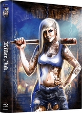 (Killer Ink - Dein erstes Tattoo wirst du nie... L.E.(DVD/Blu-ray) (Cover E)) Party, Sex und Alkohol. Von diesem Moto beseelt machen sich fünf Freunde auf den Weg in die litauische Stadt Vilnius, um dort eine wilde Zeit zu verbringen. Auf einer Party lernen sie die attraktive Tätowiererin Uta (Sara Fabel) kennen, der es bald gelingt, die feierwütenden Jugendlichen ins Tattoo-Studio ihres Bosses (Robert LaSardo) zu locken. Statt schöner Bilder, die unter die Haut gehen, erwartet die fünf Freunde dort jedoch der blanke Horror, als sich der mysteriöse Tätowierer als ein Artikelbild