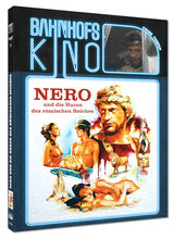 (Nero und die Huren des römischen Reiches L.E. (DVD/Blu-ray) (Cover B)) Er tötet seinen Vater, wird zum Imperator ausgerufen, und mit ihm beginnt der Untergang des Römischen Reiches: Nero, Kaiser von Rom. Seit seiner Machtübernahme herrscht ein zügelloses und ausschweifendes Leben am Kaiserhofe. Nero liebt heimlich seine Mutter, zwingt seine Frau Oktavia zur Liebe mit Sklaven, tötet seinen Stiefbruder und vergewaltigt Rubine, eine Priesterin. Er hat vor nichts und niemandem Respekt. Eifersucht, Gewalt und Lüsternheit - das ist sein Leben. Sein Wahnsinn kennt keine Grenzen. Eine irrwitzige Idee ergreift Besitz von seinem Gehirn. Nero befiehlt, Rom niederzubrennen und aus der Asche eine neue Weltstadt zu errichten: Neropolli. Rom brennt. Sieben Tage und sieben Nächte. Der göttliche Nero steht auf der Zinne des Palastes, unter ihm fliehen Tausende von Menschen in wilder Panik. Eine offene Revolte bricht aus. Nero ist zu weit gegangen. Dieser Erotic-Monumentarfilm schildert, was die Geschichte bisher nicht zu berichten wagte - das Leben eines irrsinnigen Genies. Artikelbild