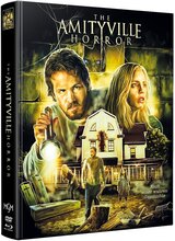 (Amityville Horror (1979) L.E.(DVD/Blu-ray) Wattiert) George und Kathleen, frisch verheiratet, erfüllen sich den Wunsch nach ihrem Traumhaus im idyllischen Amityville, New York. Es stört sie nicht, dass hier vor einigen Jahren ein Junge seine Eltern und alle vier Geschwister umgebracht hat. Dann jedoch werden ihre Träume durch seltsame Ereignisse getrübt, denn eine unsichtbare Macht übt eine Herrschaft des Terrors aus. Fenster schließen sich von selbst, eisige Winde wehen. Besucher werden von einer rätselhaften Krankheit befallen und auch George verändert sich. Er wird von dem Wahn getrieben, seiner Familie etwas zu Leide zu tun. Schafft er es, dem Drang zu wiederstehen? Artikelbild